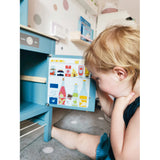 Kinderküche kompakt tasty mit Mädchen bei Kühlschrank